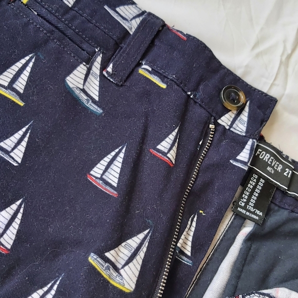Men's sailboat pattern shorts; size 30US - Picture 3 of 4